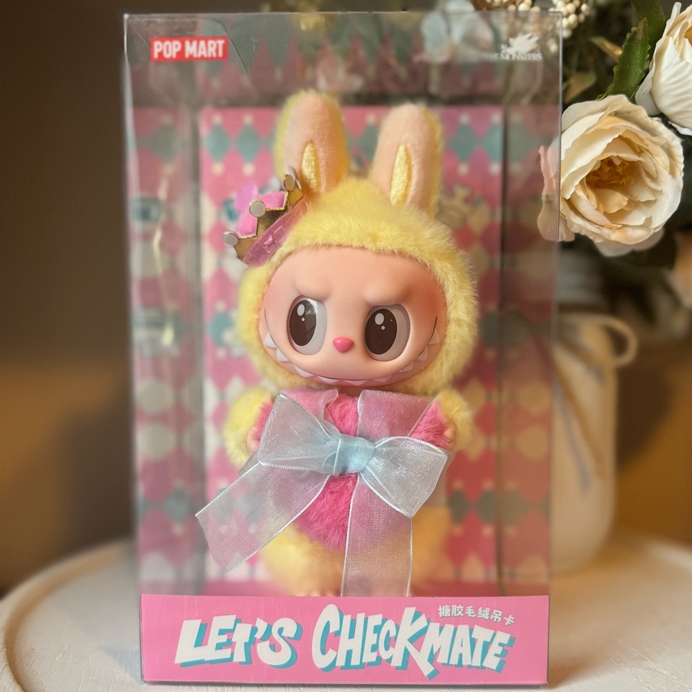 THE MONSTERS Let’s Checkmate - Queen